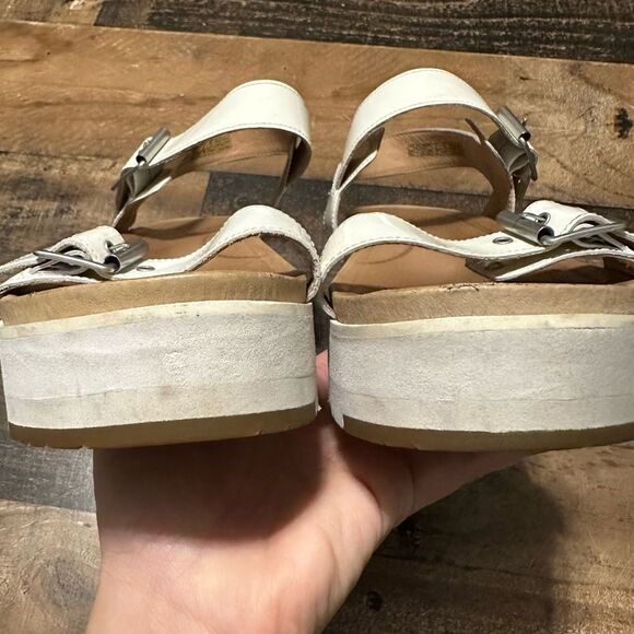 UGG Angie Sandal - Picture 6 of 8